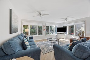 Smart TV, DVD player, books - Beautifully updated SeaPines beach villa, Pet friendly, On site pool (Hilton Head Island)