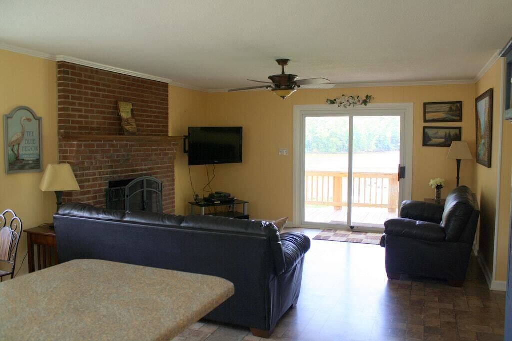 2 BR House with Lake Frontage, Floating Dock, and Boat Launch