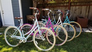 A row of bicycles parked on a grassy lawn. - Peaceful, Sonoma oasis - heated pool, fire pit, outdoor dining - close to Plaza (Sonoma)