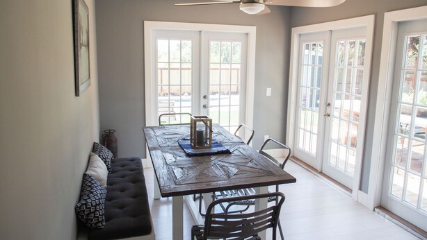 A dining area with a table, chairs, a bench, and a ceiling fan. - Peaceful, Sonoma oasis - heated pool, fire pit, outdoor dining - close to Plaza (Sonoma)