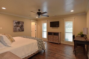 3 bedrooms, iron/ironing board, WiFi, bed sheets -  College Stations Newest Rural Getaway * Game Day House (College Station)