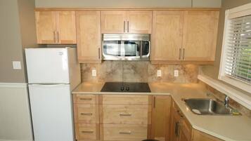 冷蔵庫、電子レンジ、オーブン、コンロ