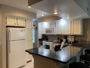 Fridge, microwave, oven, stovetop - AAA+ location!  Pool and Clubhouse right across the street! (Branson)