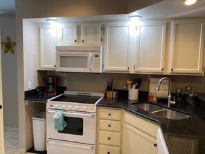 Fridge, microwave, oven, stovetop - AAA+ location!  Pool and Clubhouse right across the street! (Branson)