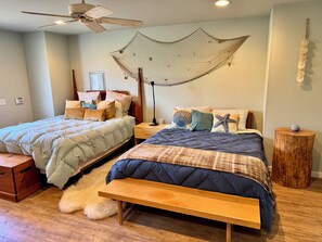 3 bedrooms, desk, free WiFi, bed sheets - Beachfront Getaway - The Beach House on Priest Point (Tulalip)