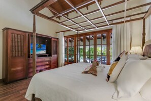 4 soverom, skrivebord, strykejern/-brett og reiseseng for barn