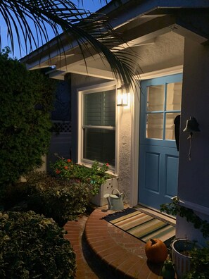 A house with a blue door, a front porch with a rug, and a potted plant. - Cozy Slice Of Paradise Just Steps From The Beach!! (Newport Beach)