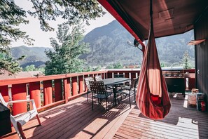 Outdoor dining - Silver Cloud Cabin - Pet Friendly! - 15 minutes to Loveland (Georgetown)