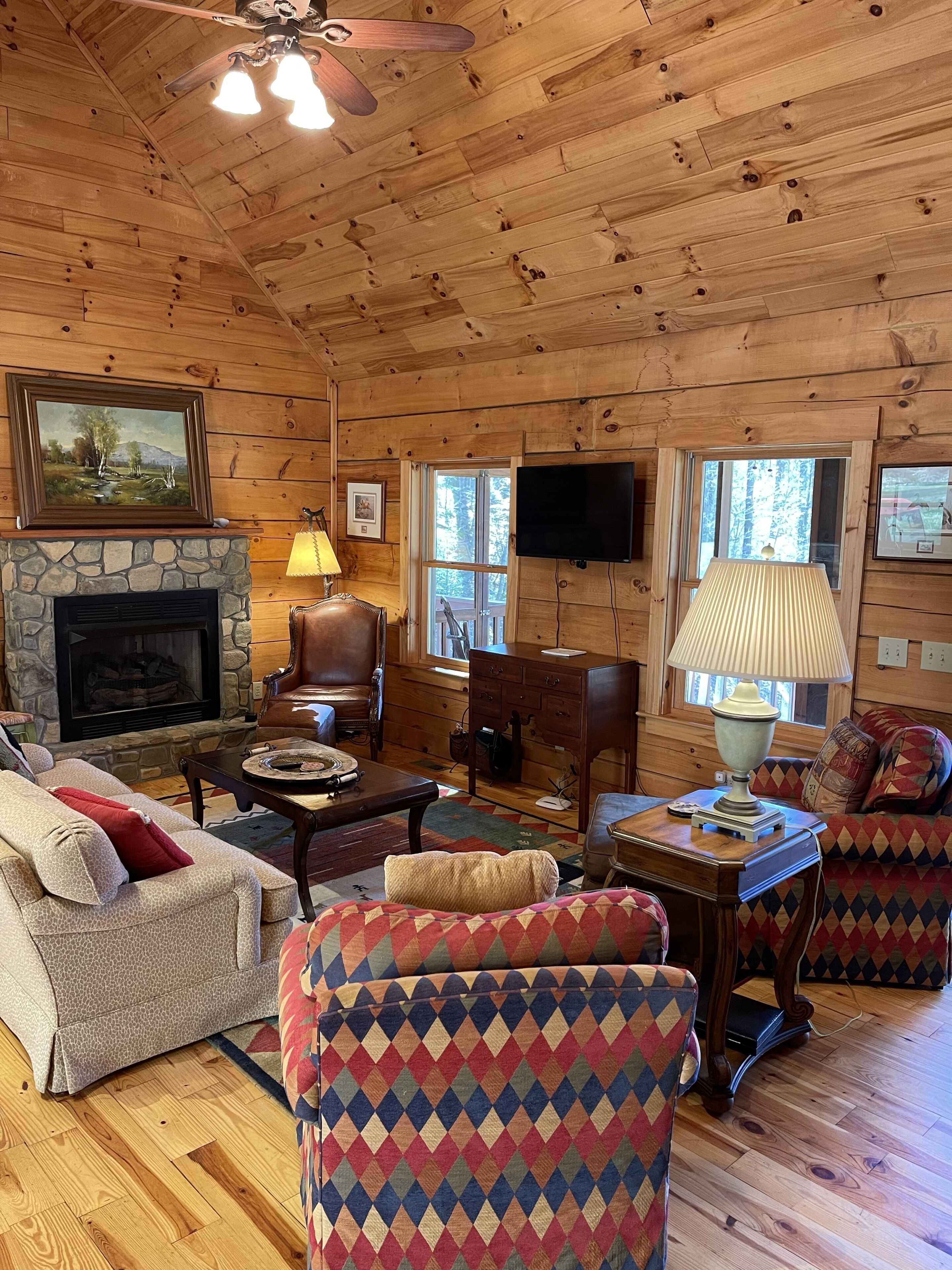 River Front Cabin, Private Ponds & Hiking Trail-Located at The Barn on New River