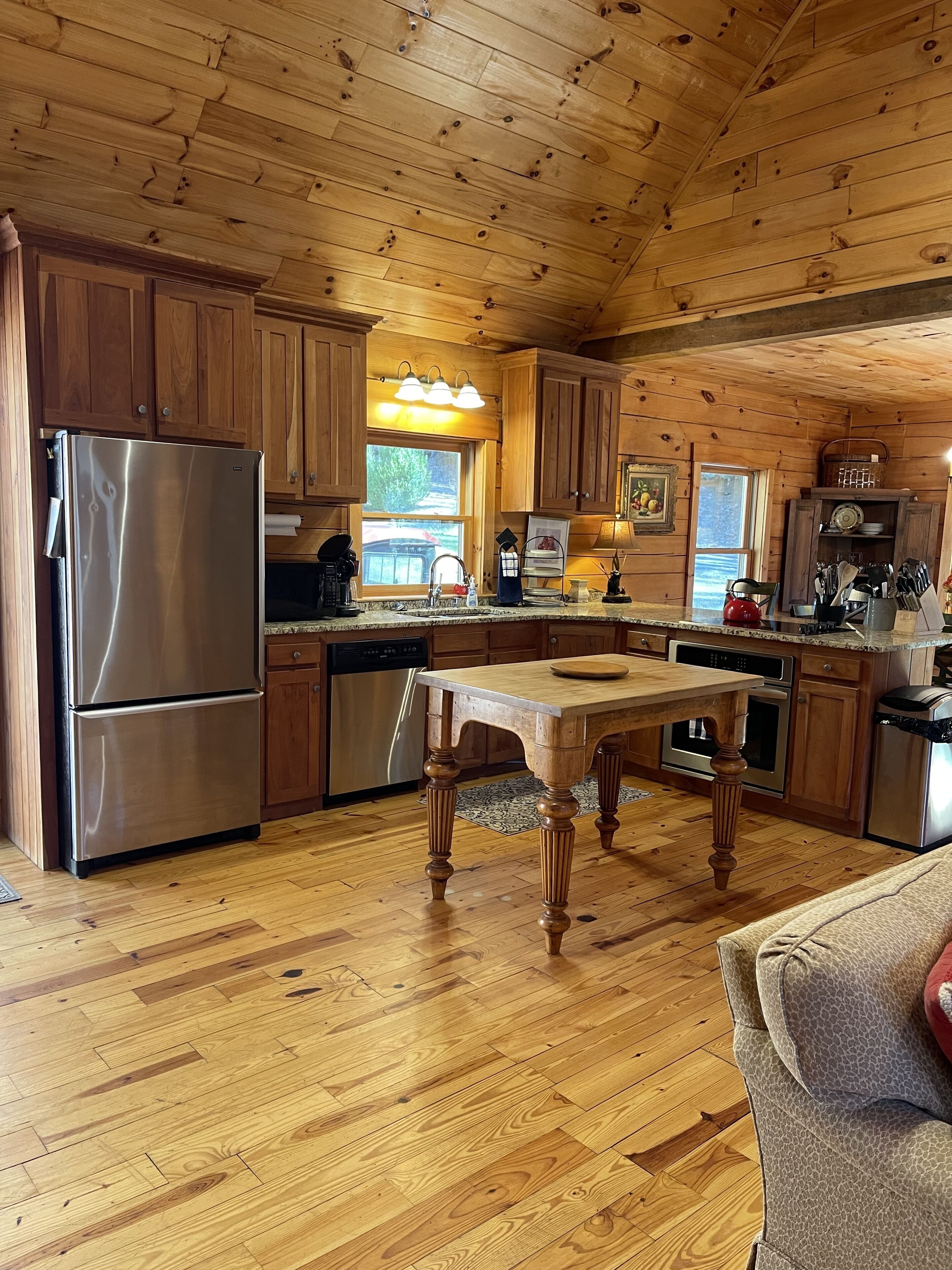 River Front Cabin, Private Ponds & Hiking Trail-Located at The Barn on New River