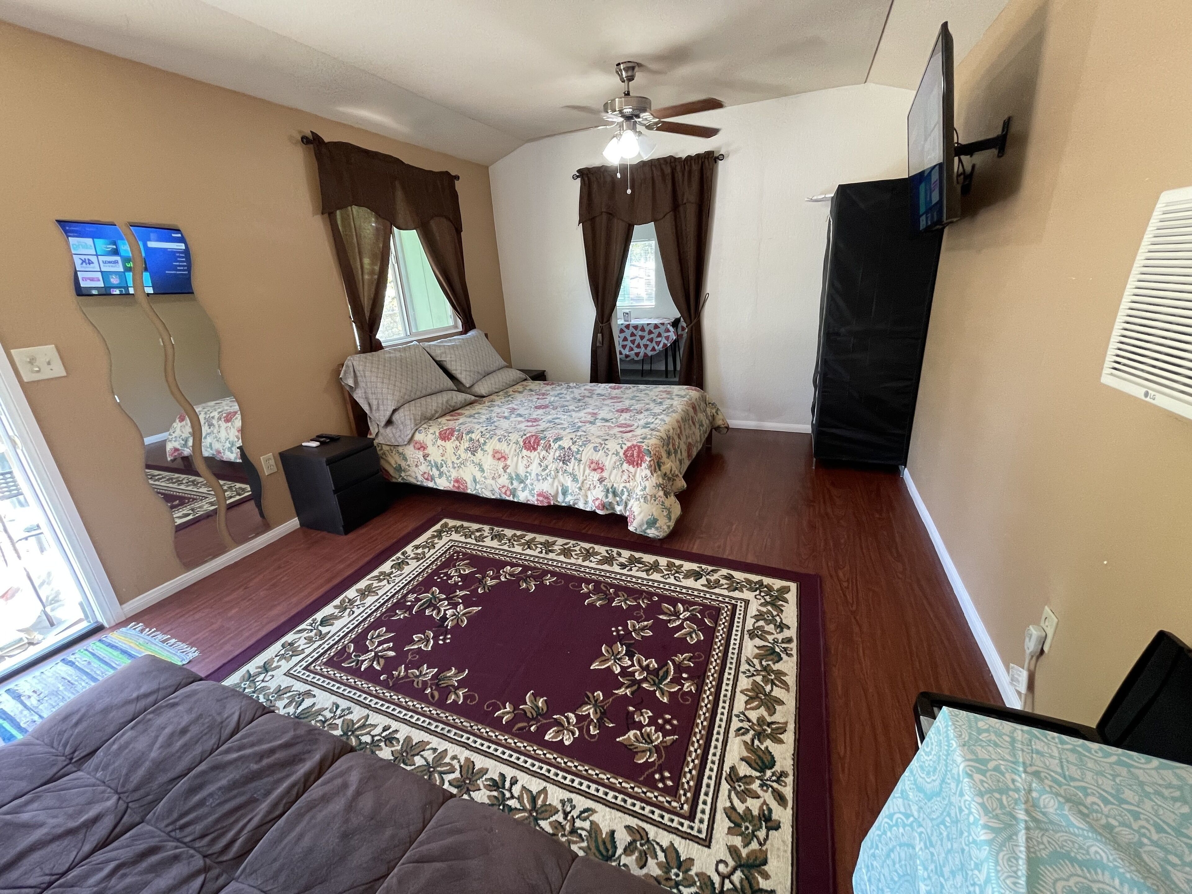 Hidden Cabin on the Foothills of Mt. Helix! With Outdoor Hot tub !!