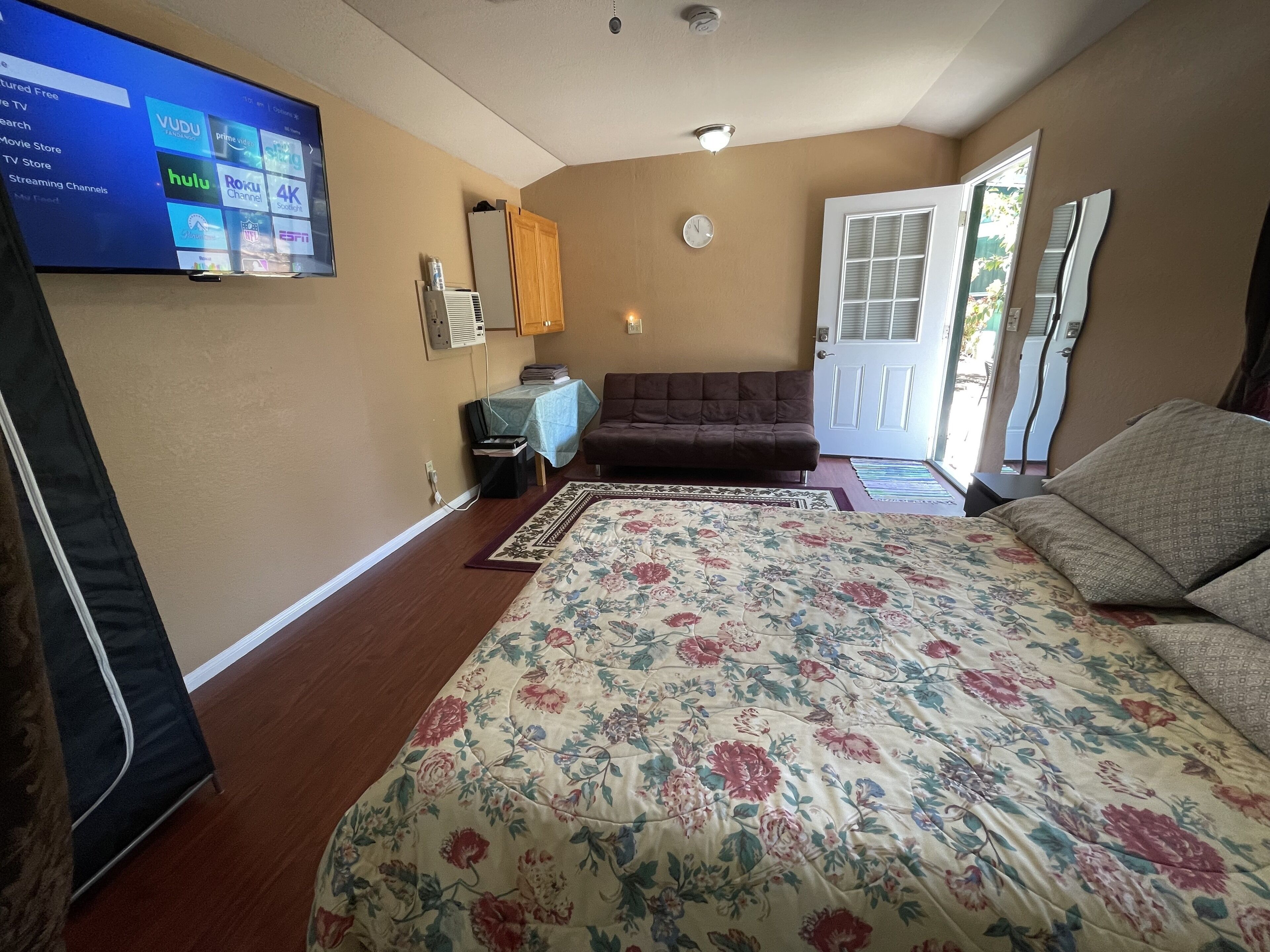 Hidden Cabin on the Foothills of Mt. Helix! With Outdoor Hot tub !!