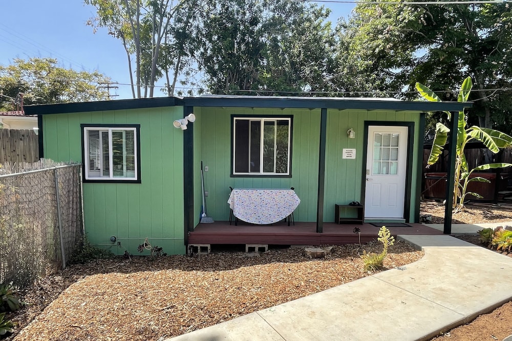 Hidden Cabin on the Foothills of Mt. Helix! With Outdoor Hot tub !!