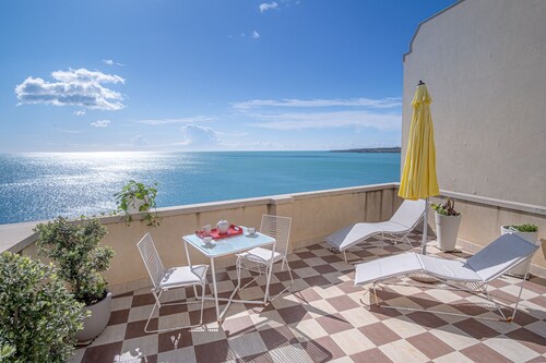 Appartement de luxe dans immeuble ancien avec vue sur l'océan à couper le souffle dans Ortigia