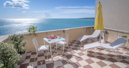 Appartement de luxe dans immeuble ancien avec vue sur l'océan à couper le souffle dans Ortigia