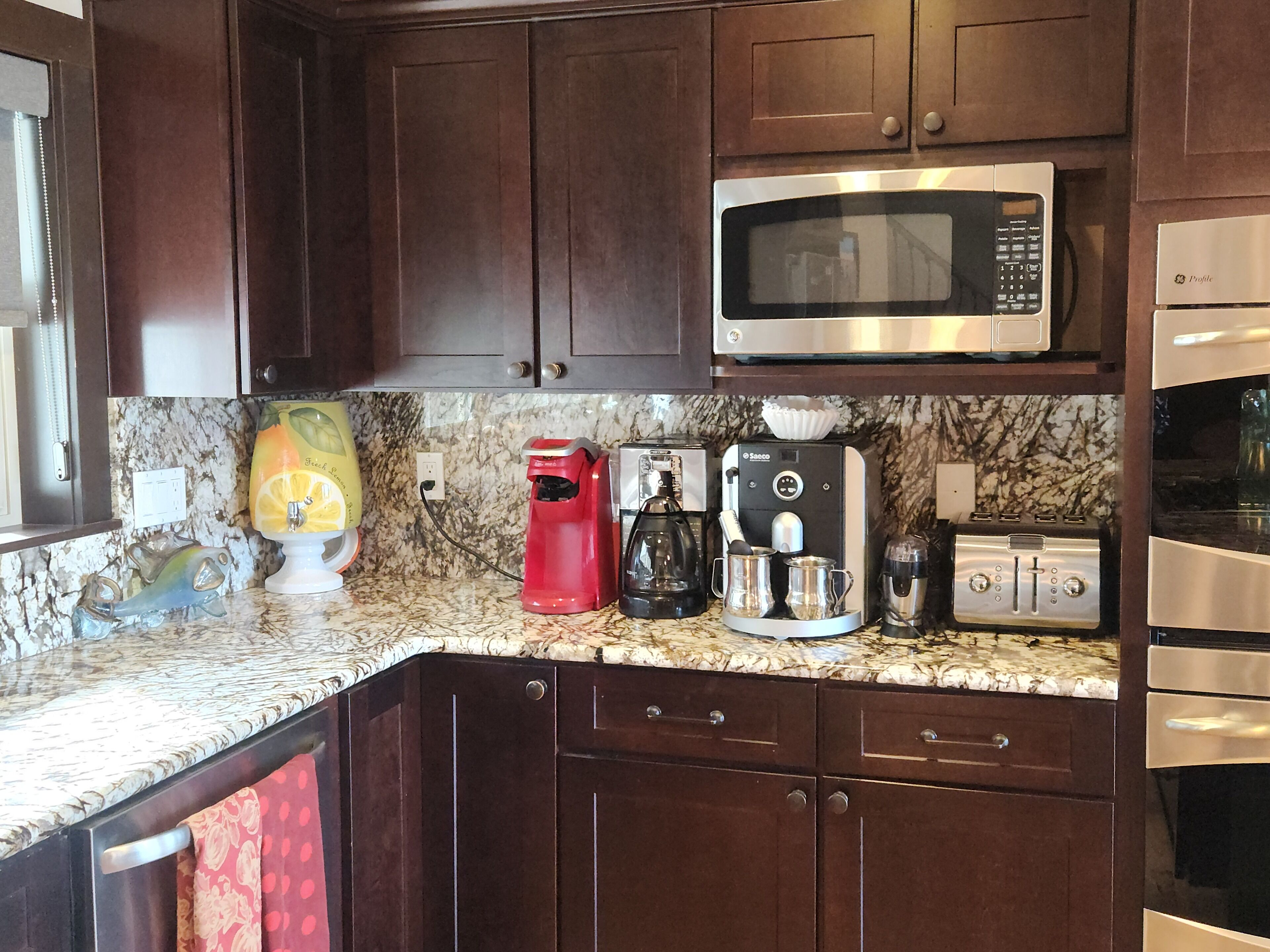 Come And Enjoy This Beautiful Southshore Waterfront Vacation Home 