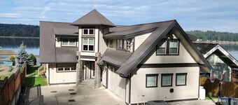 Kom og nyt dette vakre feriehuset ved sjøen ved sjøen 