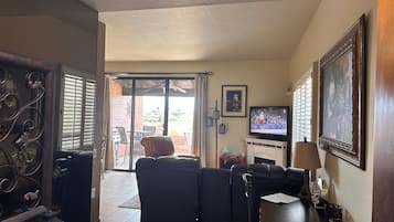 Smart-tv, pejs, dvd-afspiller, bøger