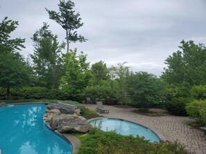 Alberca al aire libre y alberca climatizada