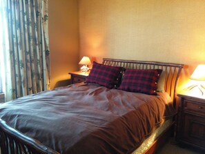 5 bedrooms, desk, iron/ironing board, WiFi