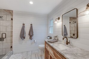 Bañera con ducha, secador de pelo, toallas, jabón