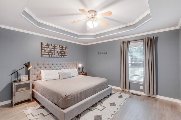 4 habitaciones, tabla de planchar con plancha y cuna de viaje 