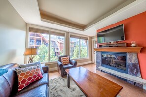 Smart TV, streaming services - Mountain Views - Canmore Luxury Condo at Solara Resort (Canmore)