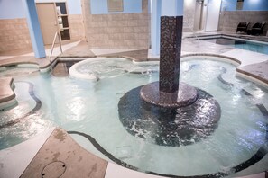 Spa - Mountain Views - Canmore Luxury Condo at Solara Resort (Canmore)