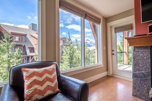 Smart TV, streaming services - Mountain Views - Canmore Luxury Condo at Solara Resort (Canmore)