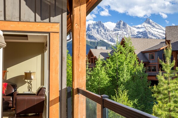 Property grounds - Mountain Views - Canmore Luxury Condo at Solara Resort (Canmore)