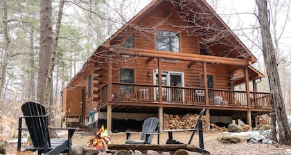 Abgeschieden, möbliert, Blockhaus, in der Nähe vieler Adirondack Attraktionen.