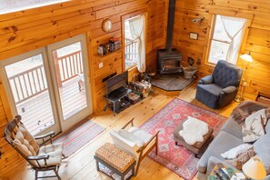 Smart-tv, een open haard, een dvd-speler en boeken