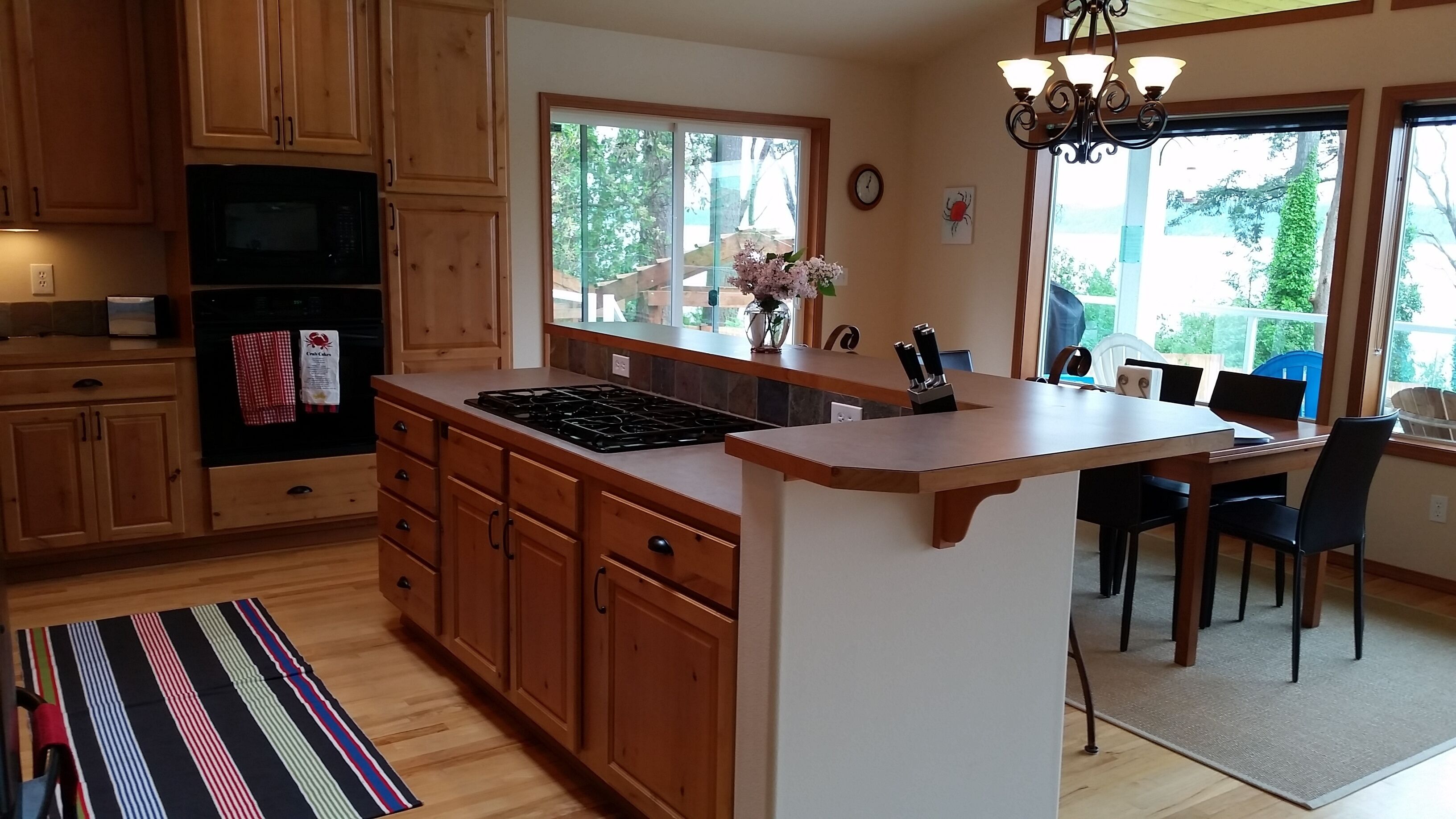 Awesome sunsets, firepit, hot tub, big fenced lawn, crab boat, crab pots, buoy!