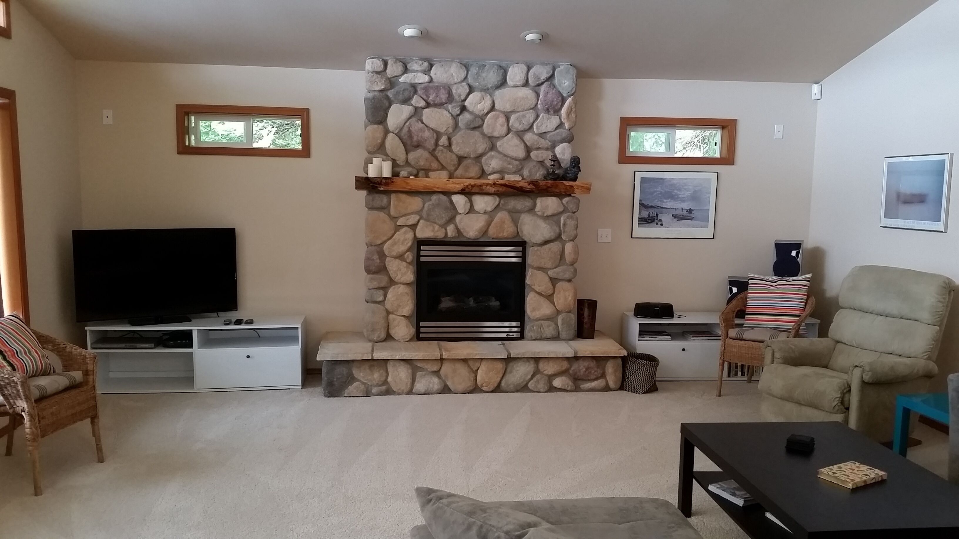 Awesome sunsets, firepit, hot tub, big fenced lawn, crab boat, crab pots, buoy!