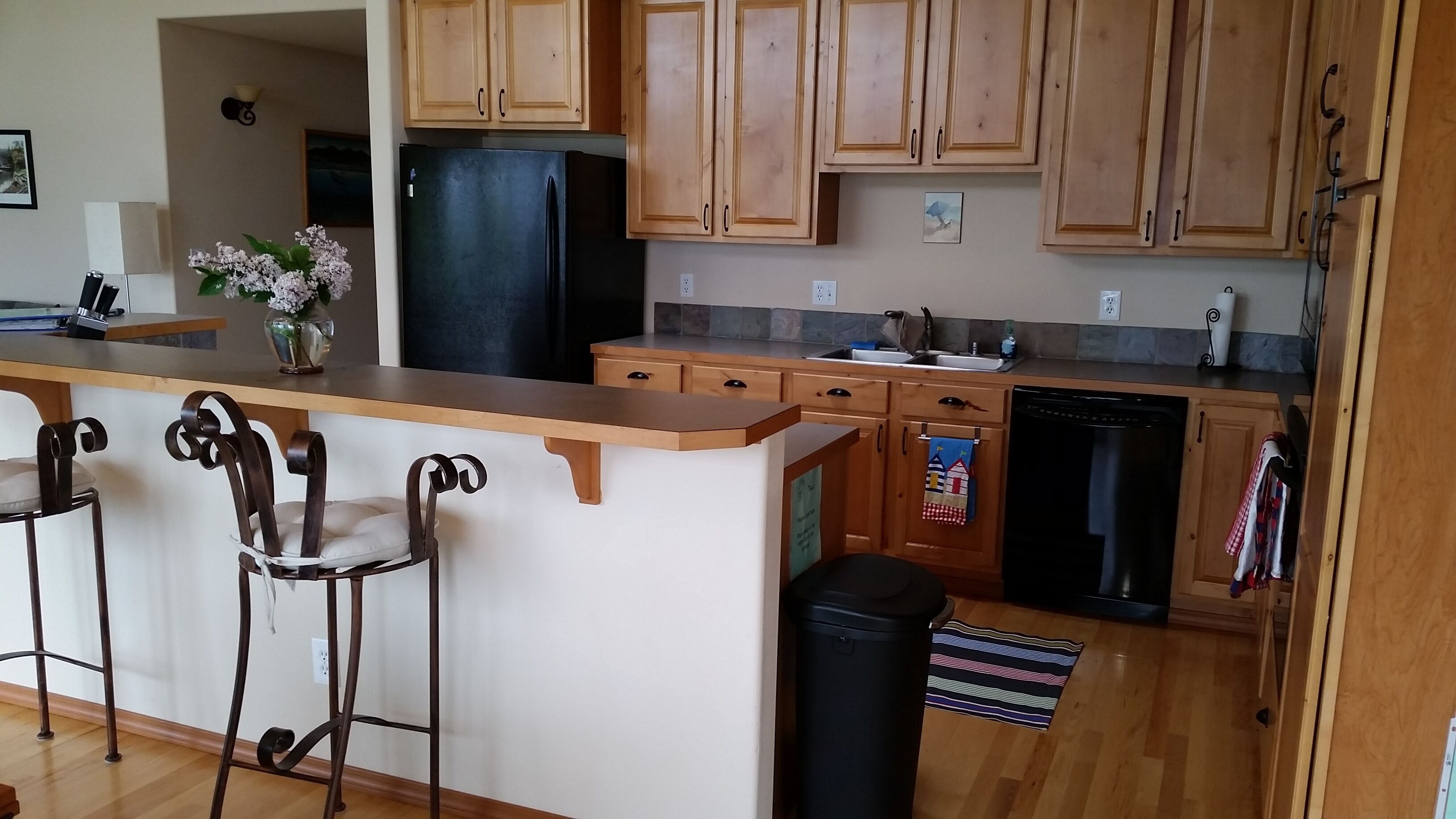 Awesome sunsets, firepit, hot tub, big fenced lawn, crab boat, crab pots, buoy!