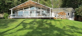 Awesome sunsets, firepit, hot tub, big fenced lawn, crab boat, crab pots, buoy!