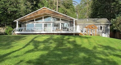 Awesome sunsets, kayaks, firepit, hot tub, big fenced lawn, crab boat and buoy!