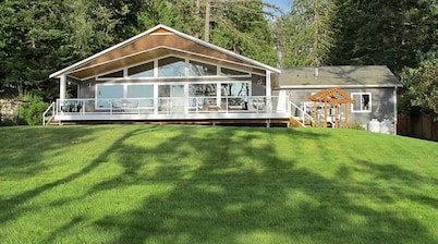Awesome sunsets, kayaks, firepit, hot tub, big fenced lawn, crab boat and buoy!