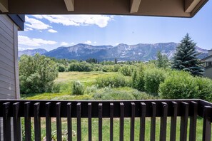 Property grounds - Deluxe CREEKSIDE Condo w/SPECTAULAR Mountain Views (Mammoth Lakes)