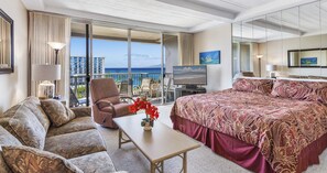 Caja de seguridad en la habitación y tabla de planchar con plancha 