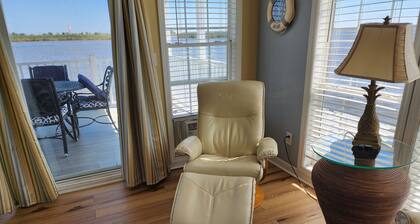 Amplio condominio flotante en el agua con todas las comodidades de lujo.