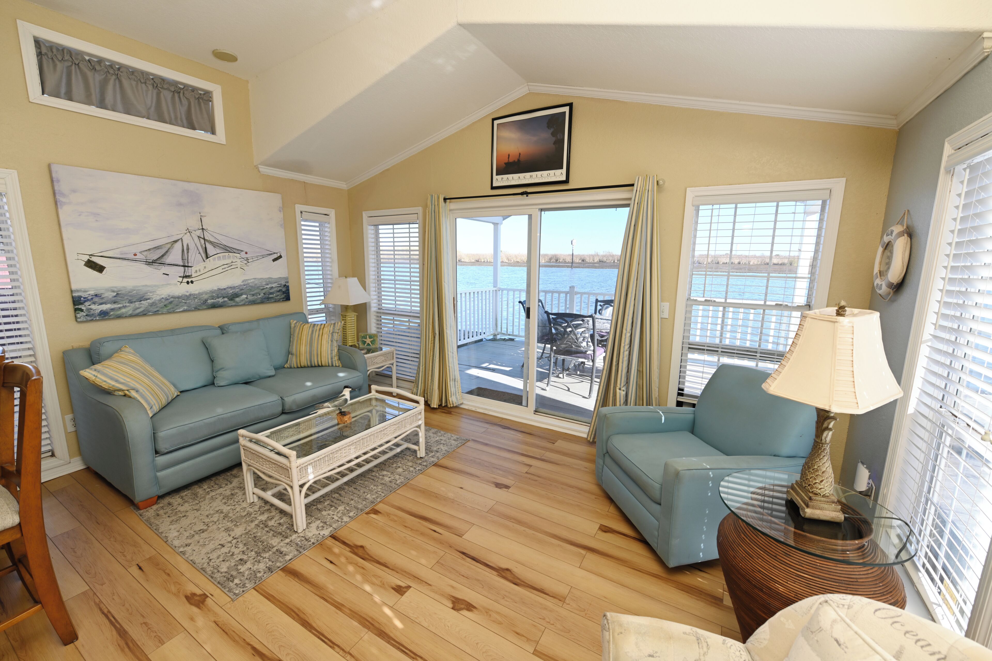 Televisión, reproductor de DVD, biblioteca musical y videoteca 