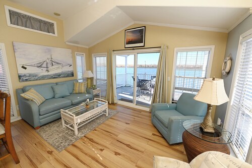 Spacious Floating Condo on the water with upscale amenities New Water Filtration