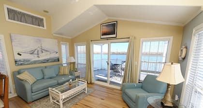 Spacious Floating Condo on the water with upscale amenities New Water Filtration