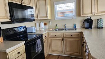 Grand réfrigérateur, micro-ondes, four, plaque de cuisson