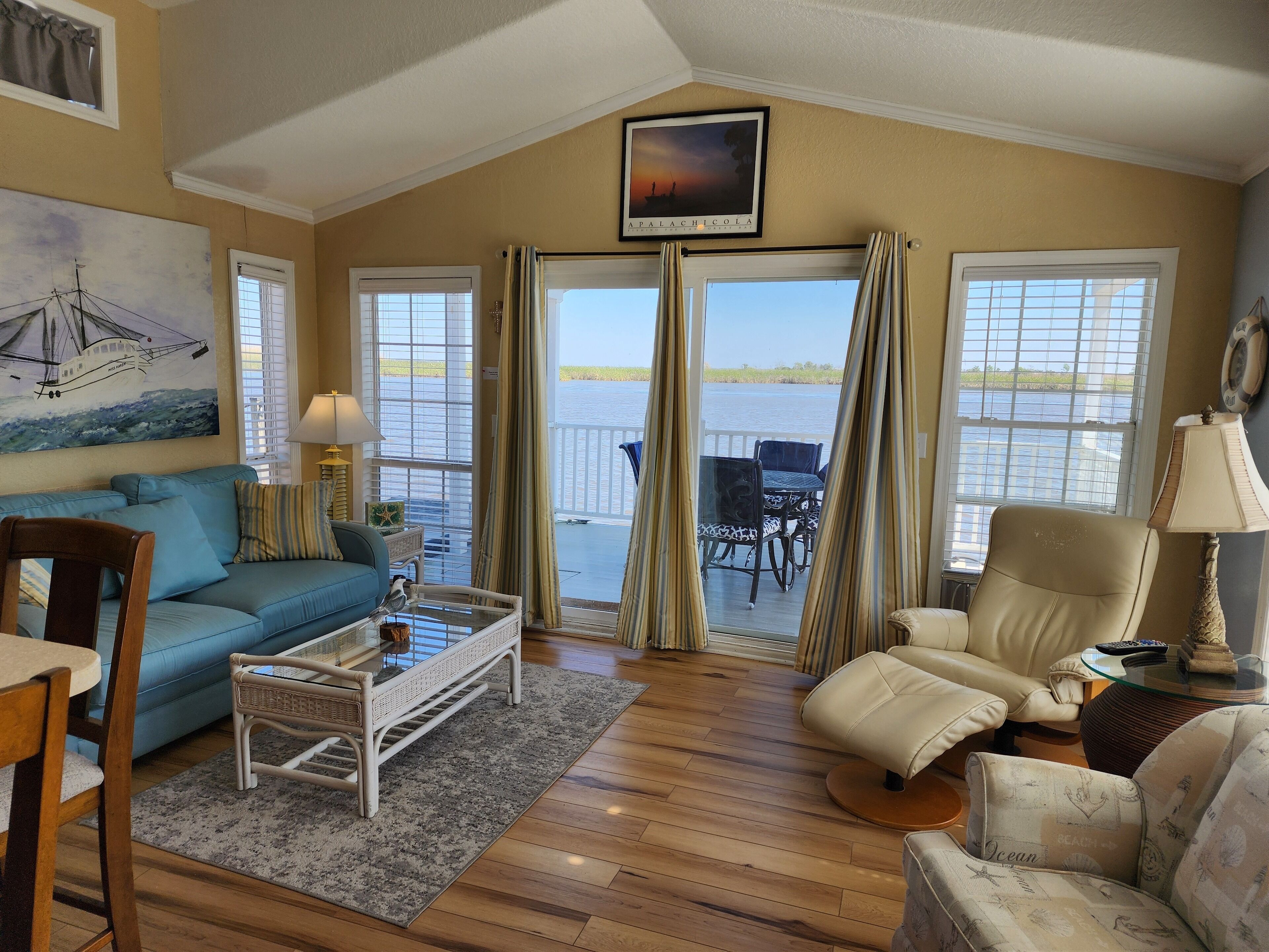 電視、DVD 播放機、音樂庫、影像庫