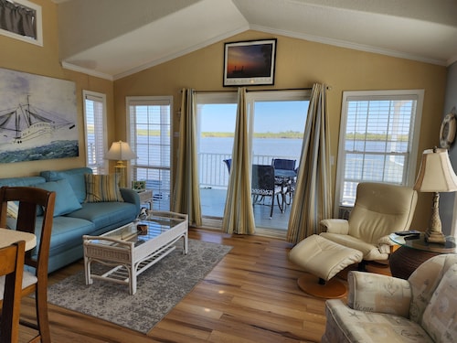 Geräumige schwimmende Eigentumswohnung auf dem Wasser mit allen gehobenen Annehmlichkeiten. 