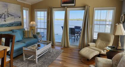 Geräumige schwimmende Eigentumswohnung auf dem Wasser mit allen gehobenen Annehmlichkeiten.