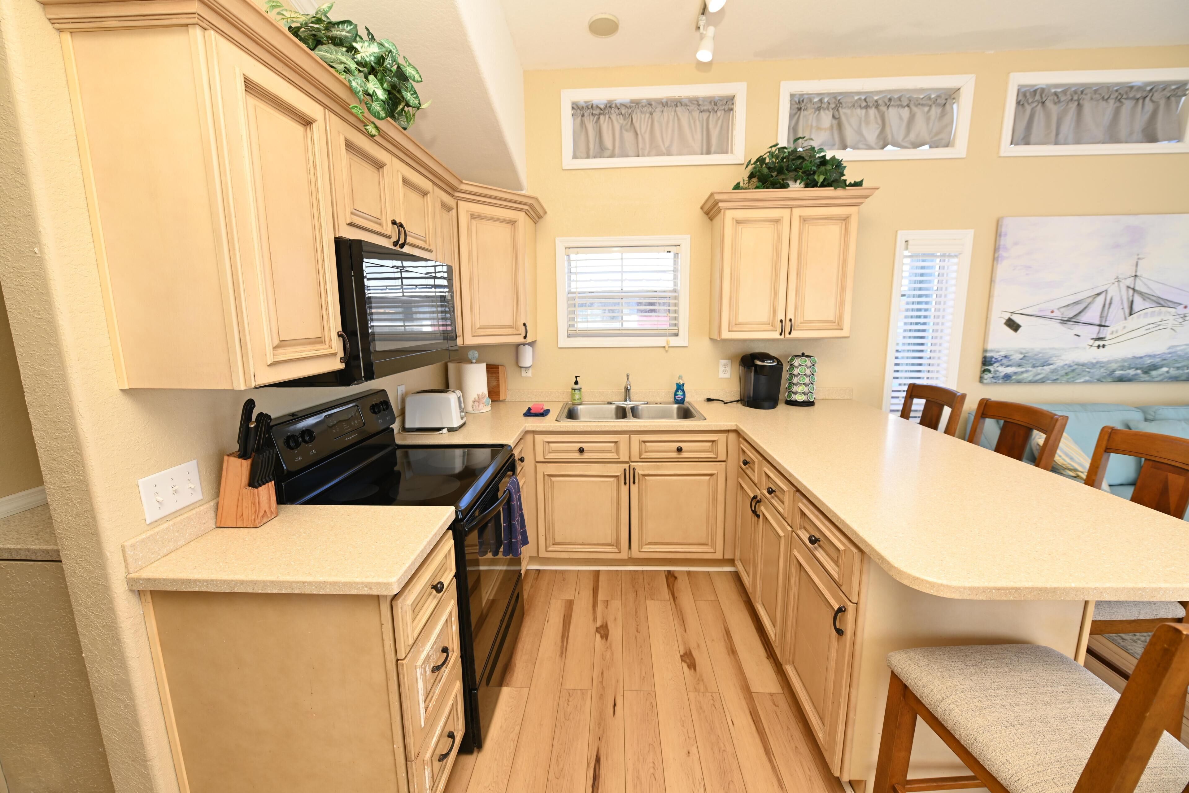 Grand réfrigérateur, micro-ondes, four, plaque de cuisson