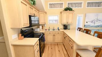 Grand réfrigérateur, micro-ondes, four, plaque de cuisson